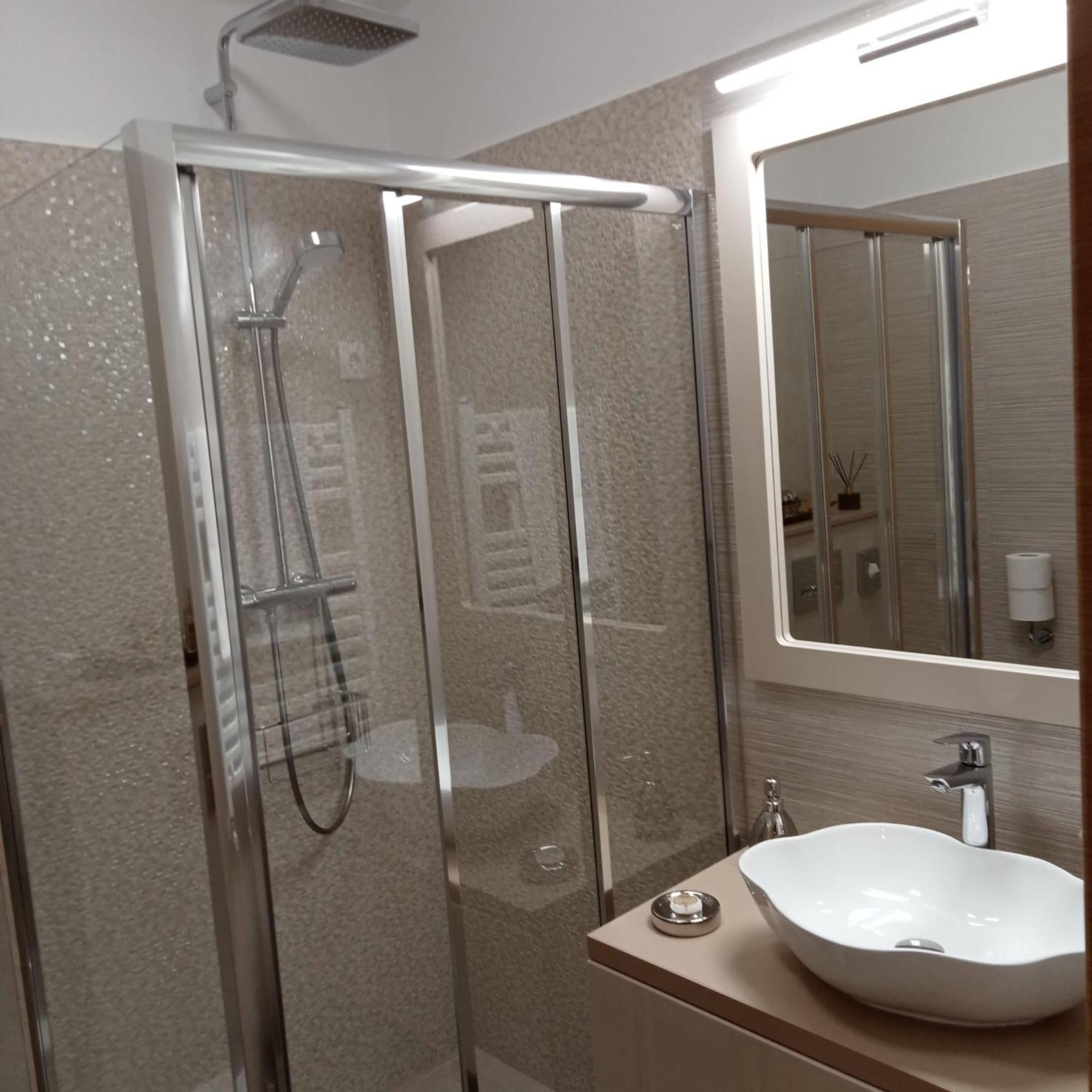 Elegant Suite - Titan Park Bukarest Exteriör bild